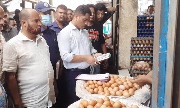 চাঁদপুরে ডিম ও মুরগীর দোকানসহ ৮টি প্রতিষ্ঠানকে ৩৭ হাজার টাকা জরিমানা