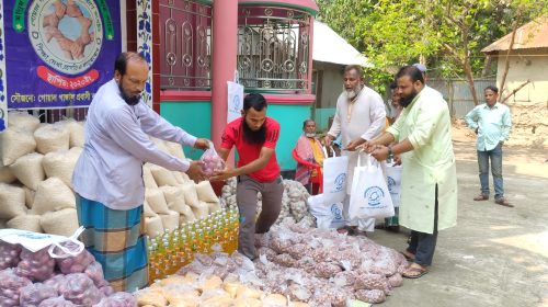 আখাউড়ায় গোয়াল গাঙ্গাইল প্রবাসী কল্যাণ সংগঠনের পক্ষ থেকে ইফতার সামগ্রী বিতরণ।