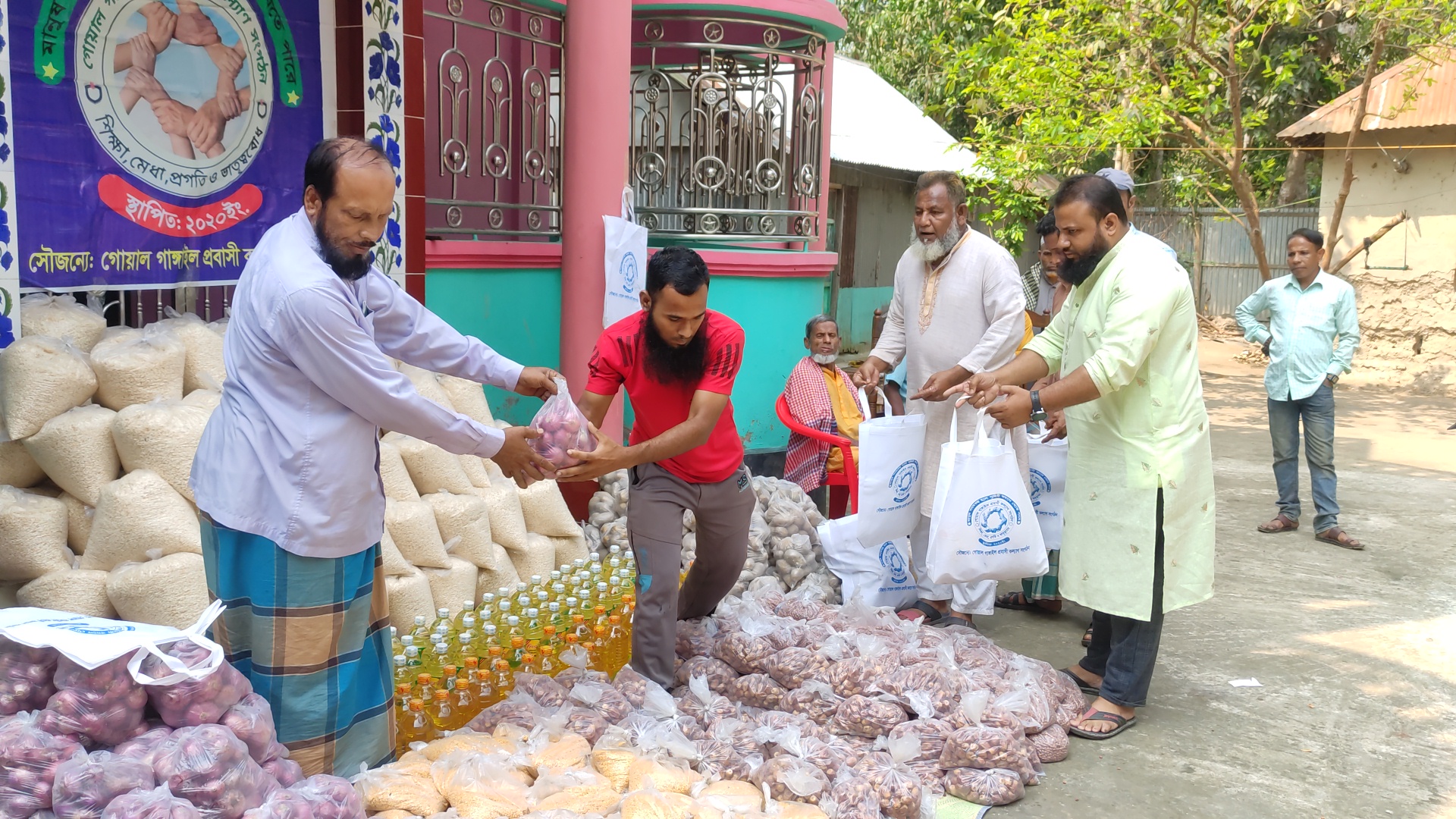 আখাউড়ায় গোয়াল গাঙ্গাইল প্রবাসী কল্যাণ সংগঠনের পক্ষ থেকে ইফতার সামগ্রী বিতরণ।