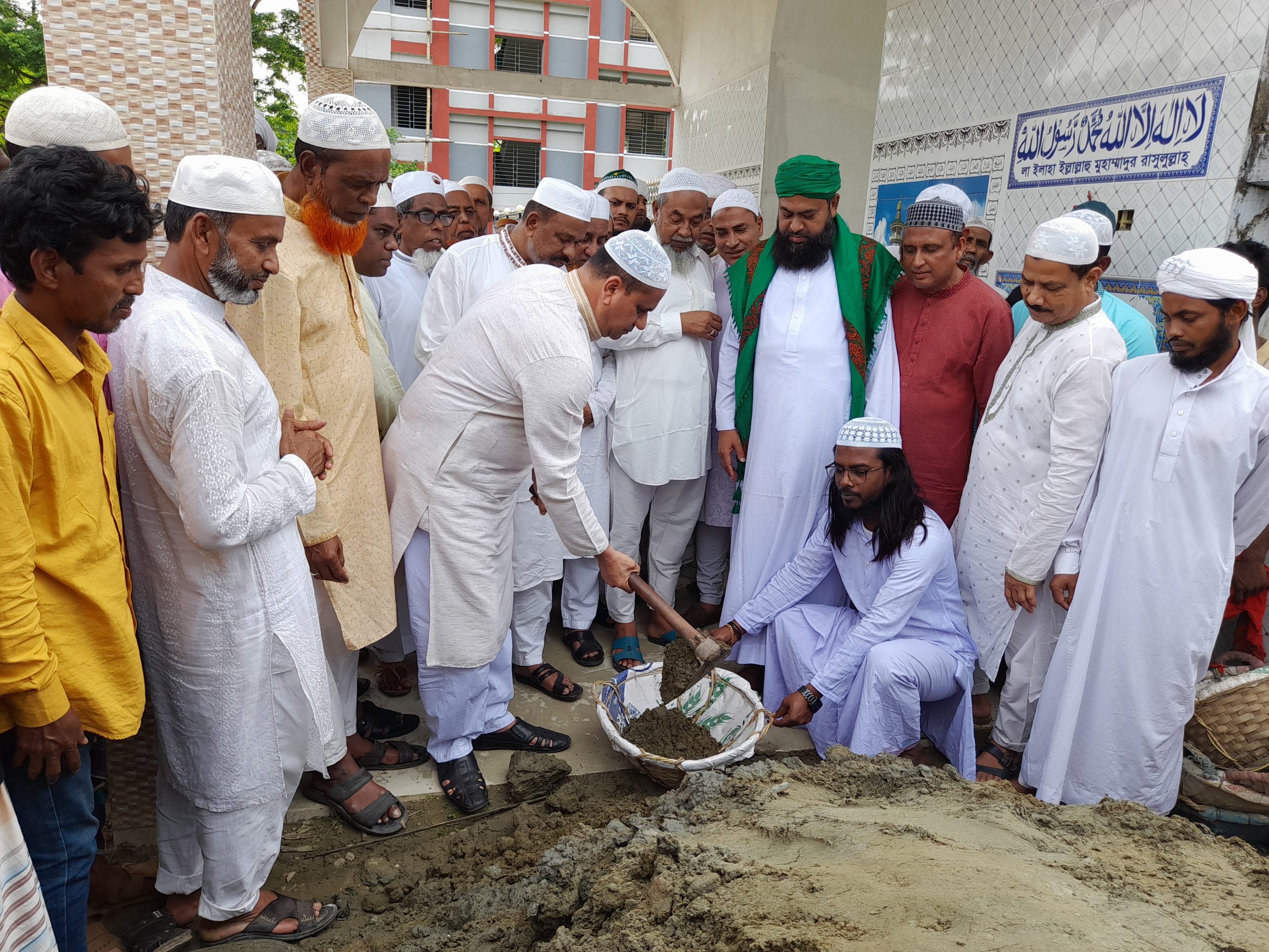 আশুগঞ্জে চরচারতলা উত্তর পাড়া কবরস্থান সংস্কার কাজের শুভ উদ্বোধন