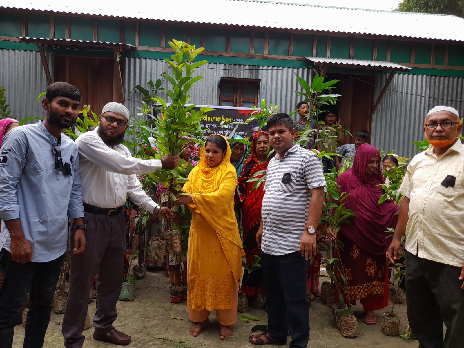 জাতীয় শোক দিবস উপলক্ষে গ্রামীণ ব্যাংক হবিগঞ্জ যোনে ১০ লক্ষাধীক গাছের চারা বিতরণ