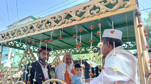 শেষ কর্মদিবসে ঘোড়ার গাড়িতে চড়ে বাসায় ফিরলেন মাদরাসা অধ্যক্ষ