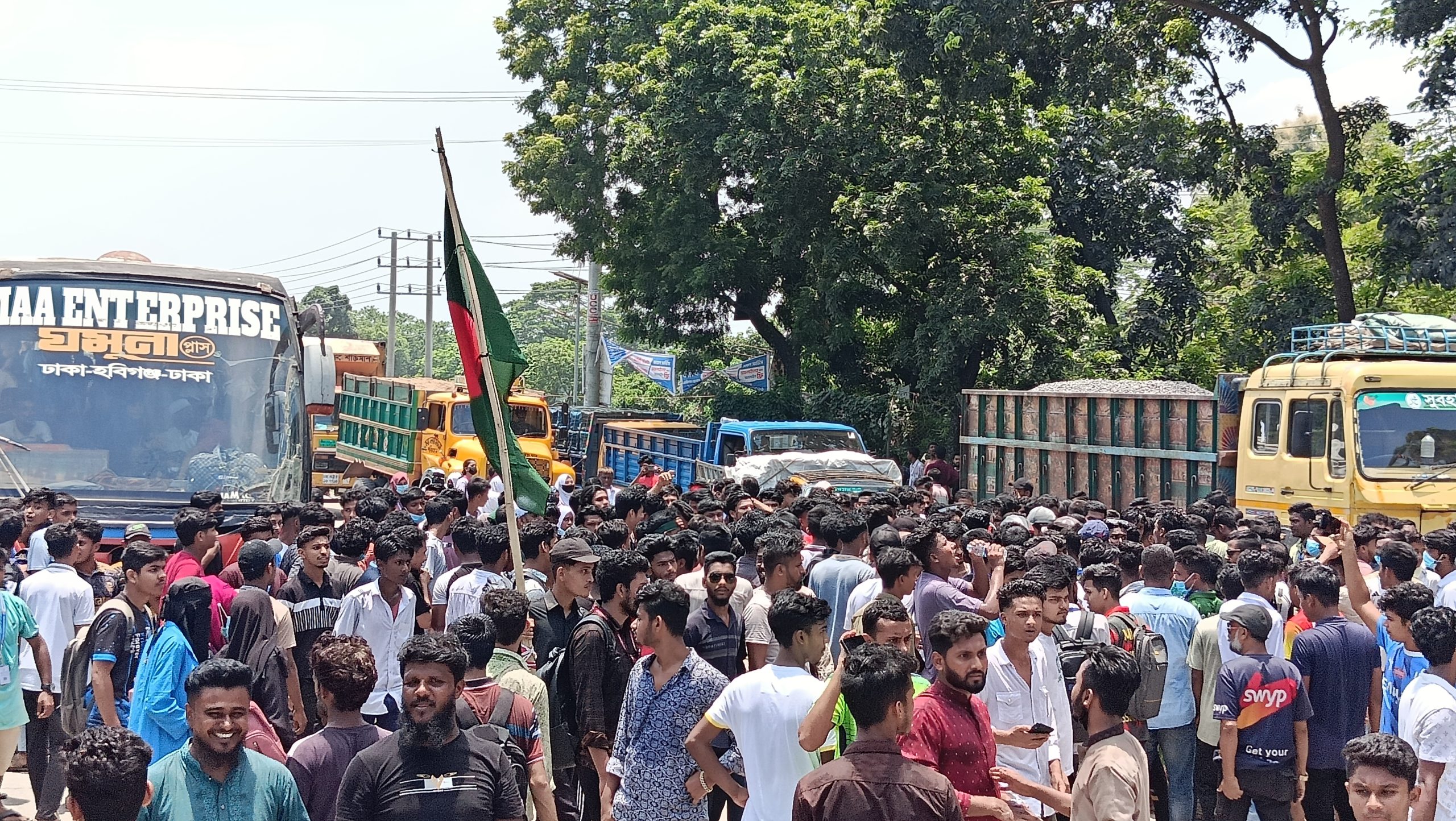 আশুগঞ্জে কোটা সংস্কারের দাবিতে প্রায় আড়াই ঘন্টা ঢাকা-সিলেট মহাসড়ক অবরোধ