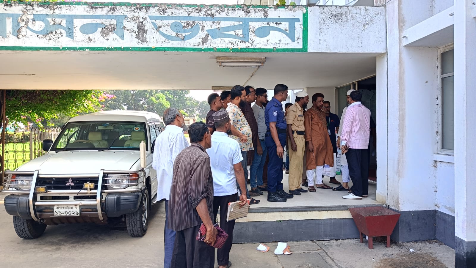 আশুগঞ্জে দরপত্র জমাদানে বাধা ও ঠিকাদারি প্রতিষ্ঠানের ব্যবস্থাপক কে  মারধর করে দরপত্র ছিঁড়ে ফেলার  অভিযোগ উঠেছে ।