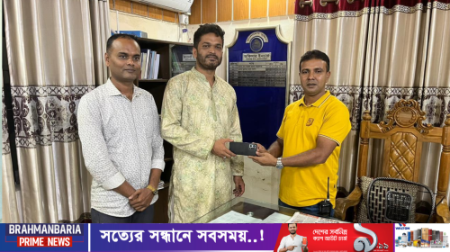 আশুগঞ্জে মোবাইল ফোন উদ্ধার করে মালিকের হাতে তুলে দিল পুলিশ